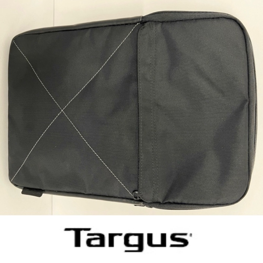 "Targus Black Vinyl Laptop Soft Case With Zipper Pocket